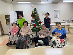 クリスマスツリー飾り付け
