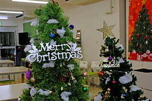 クリスマスツリー飾り付け