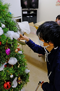 クリスマスツリー飾り付け